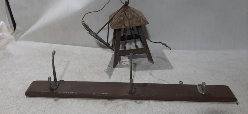 Caja con balanza romana, farol de chapas y perchero - imagen 2