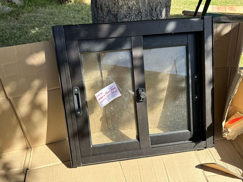 Ventana de aluminio nueva con cerradura central y etiqueta - imagen 5