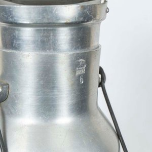 Tarro de Leche de Aluminio Vintage con Asa de Madera - imagen 2
