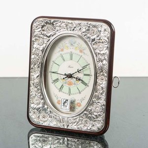 Lote siguiente: Reloj de Mesa con Baño de Plata y Detalles Florales