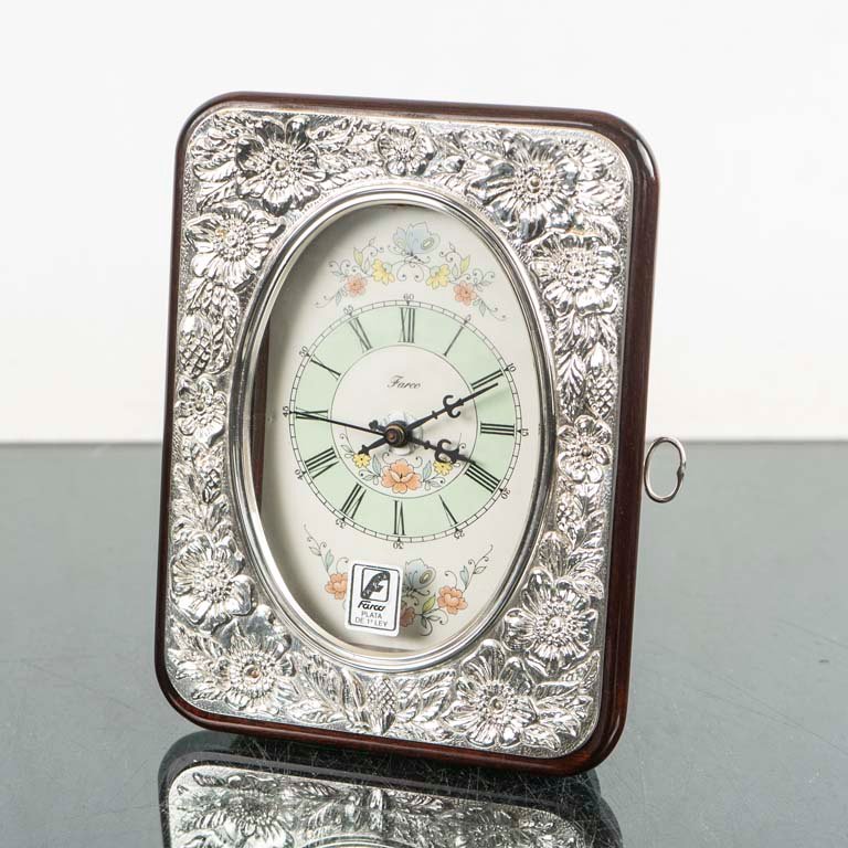 Reloj de Mesa con Baño de Plata y Detalles Florales