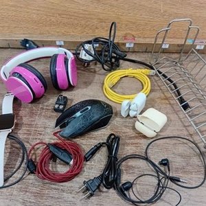 Auriculares Rosados, Smartwatch Blanco, Mouse Gamer, Audífonos Inalámbricos y Soporte Metálico Vintage - imagen 5