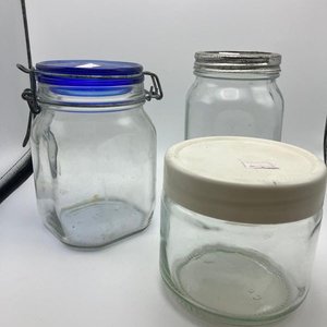 Lote de tres frascos y bollones de vidrio de distintos estilos y cierres - imagen 2