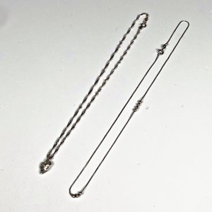 Conjunto de Dos Cadenas de Plata con Dije y Cuentas - imagen 2