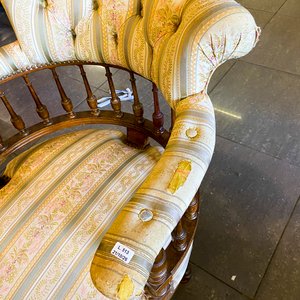Sillón de Estilo Inglés con Tapizado Floral y Patas de Madera - imagen 3