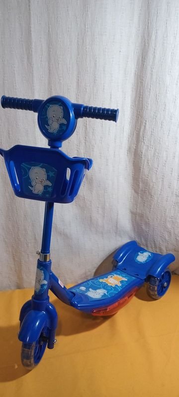 Monopatín 3 ruedas con música y luces para niños - imagen 2