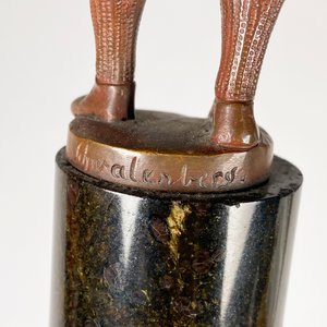 Figura en Bronce: Dama con Gallo sobre Base de Mármol Firmada - imagen 5
