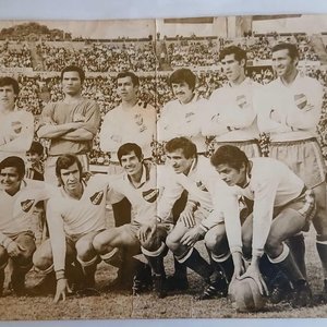Lote siguiente: Fotografía Histórica Plantel de Nacional c. 1970s - Luis Artime, Manga, Cubilla