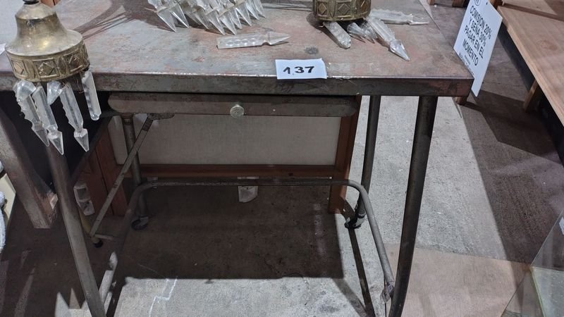 Lote siguiente: Mesa auxiliar para oficina en chapa con cajón y ruedas
