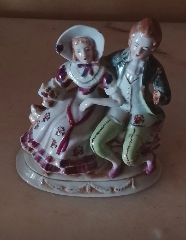 Figura de Porcelana Japonesa: Pareja Romántica con Flores