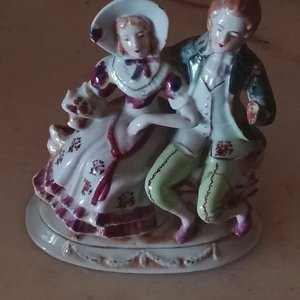 Lote anterior: Figura de Porcelana Japonesa: Pareja Romántica con Flores