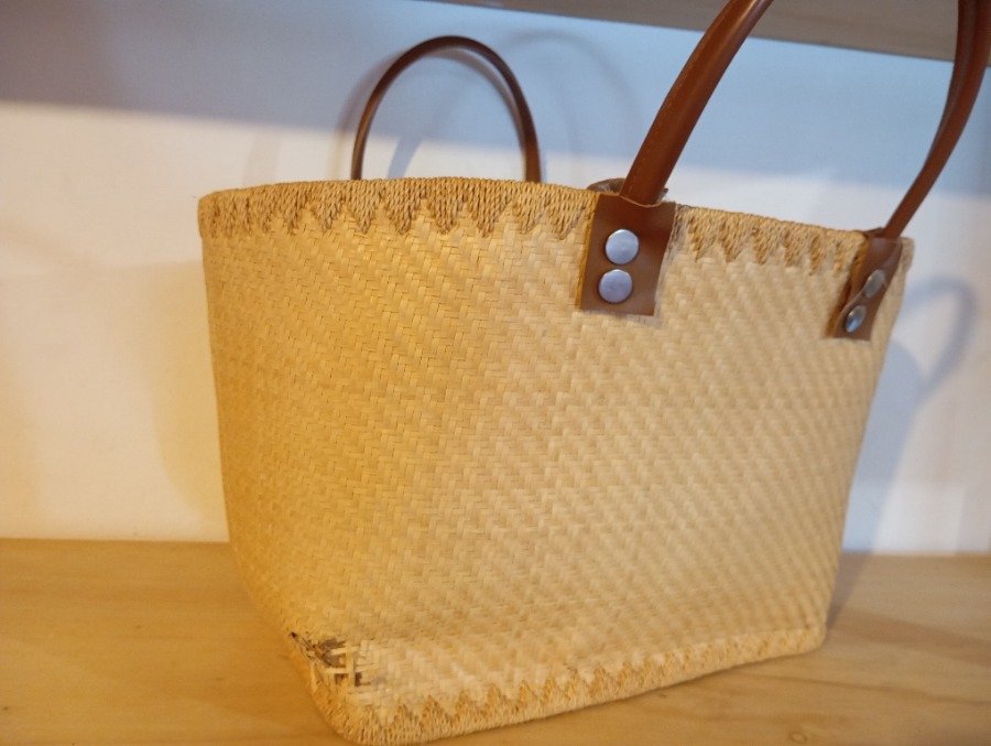 Canasta de mimbre tipo bolso grande con esterilla - imagen 6