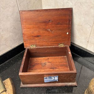 Cajita de Madera Antigua, Planchita de Hierro y Aceitera Metálica - imagen 5