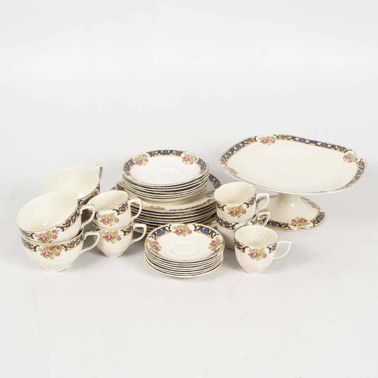 Lote anterior: 33 Piezas de loza inglesa Johnson Bros Pareek. Plato de té con cascaduras y otro con fisura, plato de lunch manchado, taza de café con fisura - Medidas: Plato de lunch 18cm