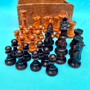 Espectacular juego de ajedrez antiguo con sus piezas realizadas en madera laqueada. Completo con sus 32 piezas. - imagen 1