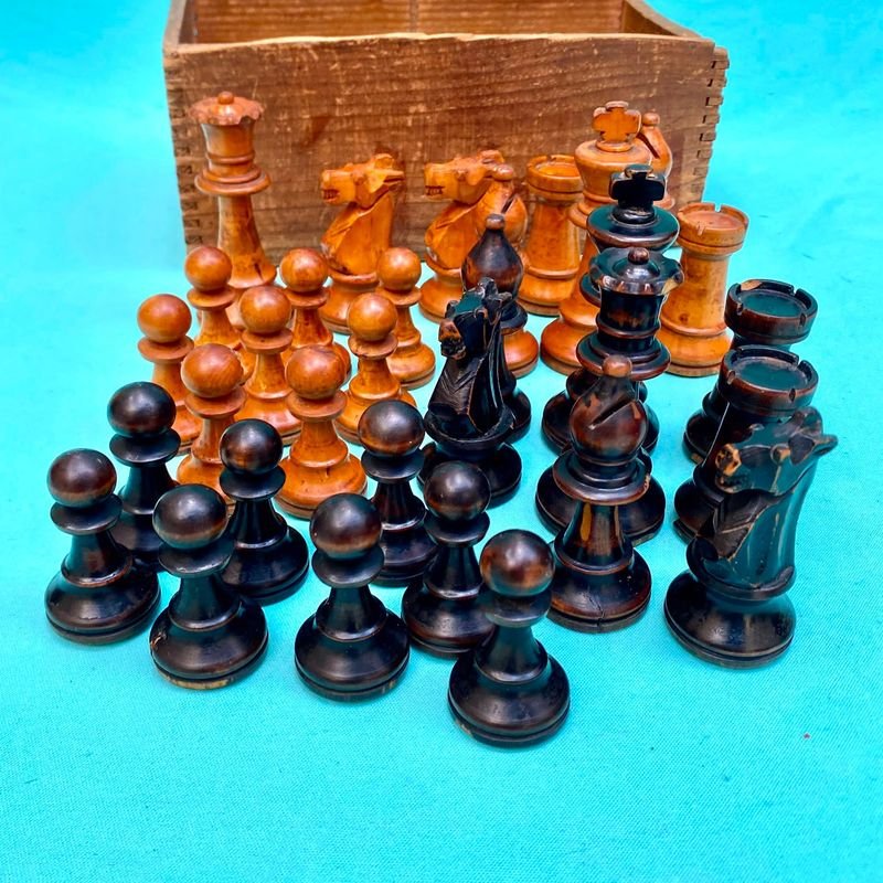 Espectacular juego de ajedrez antiguo con sus piezas realizadas en madera laqueada. Completo con sus 32 piezas.
