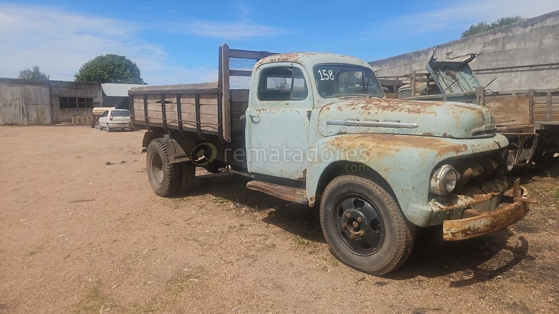 Camión Antiguo Ford F-Series con Volquete