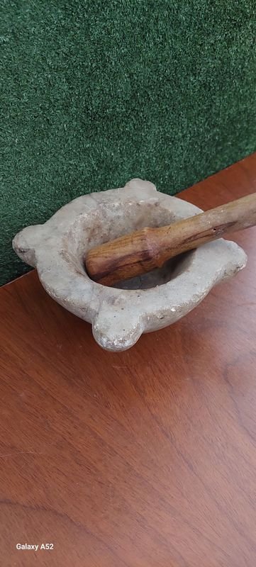 Mortero en marmol con manito para la cocina - imagen 9
