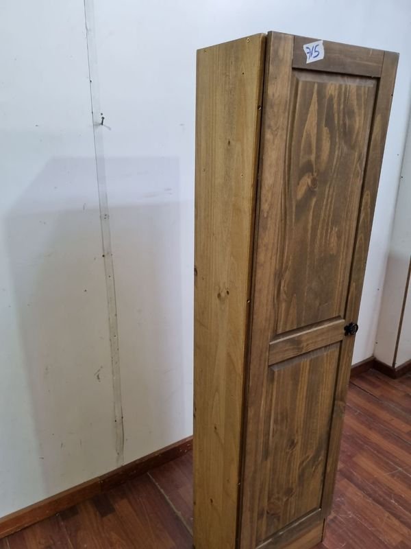 Mueble de madera con estantes y cerradura - imagen 4