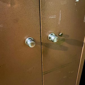 Tres piezas: mueble metalico color marron dos puertas y dos mesitas rodantes color marron con detalles - imagen 5