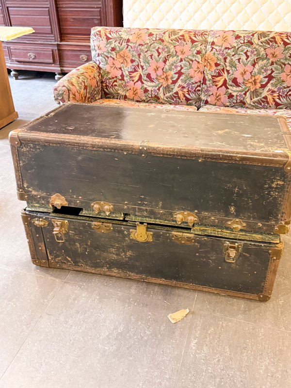 Antiguo baúl de viaje de madera y metal
