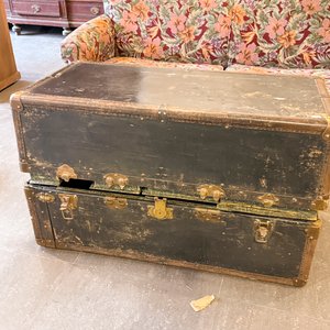 Lote anterior: Antiguo baúl de viaje de madera y metal
