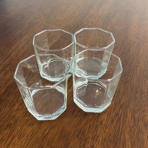 Lote siguiente: Set de 4 Vasos de Whisky Octogonales de Vidrio