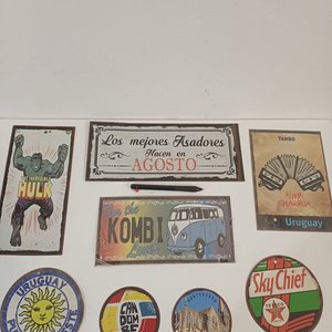 Lote siguiente: Lote de 8 Chapas Vintage: Hulk, Combi, Asados, Tango, Uruguay y Más