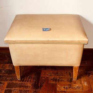 Lote siguiente: Butaca Baúl de Cuerina Beige con Patas de Madera