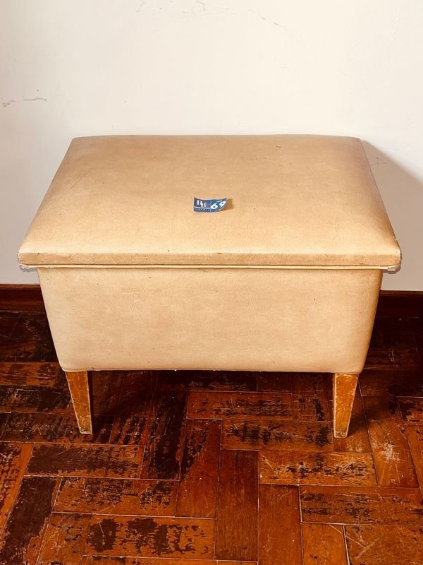 Butaca Baúl de Cuerina Beige con Patas de Madera