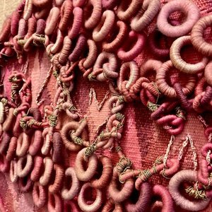 Tapiz Beige y Rosado Hecho a Mano con Detalles Circulares - imagen 5