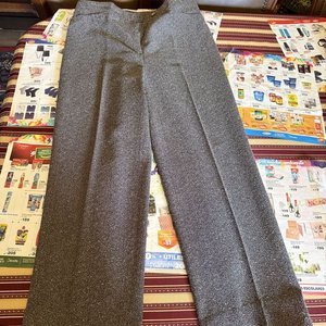 Conjunto de Ropa: Campera Floral Reversible, Pantalón Gris y Chal Tejido - imagen 4