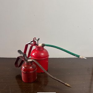 Lote anterior: Dos Aceiteras Metálicas de Bombeo Manual