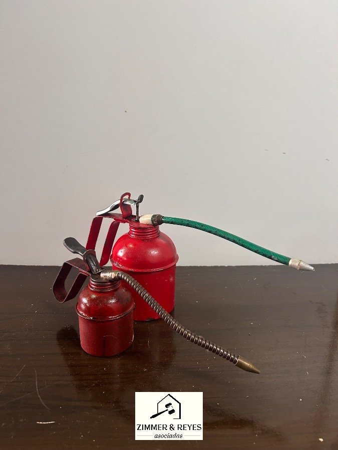 Dos Aceiteras Metálicas de Bombeo Manual