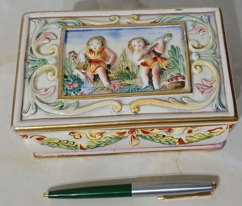 Cofre de Porcelana Capodimonte con Querubines y Detalles Dorados