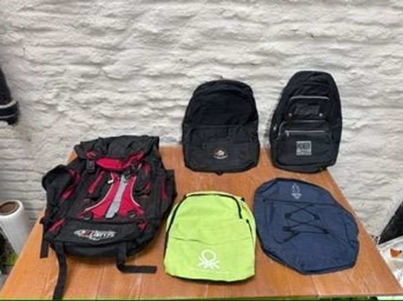 Lote siguiente: Lote de mochilas y bolsos de diferentes tamaños y colores