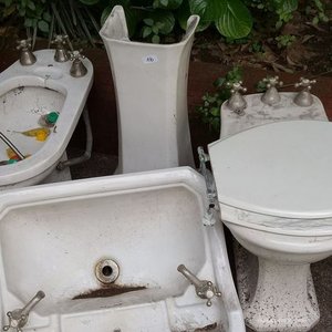 Lote de Loza Sanitaria: Bidet (2) y Palangana con Pie - imagen 2