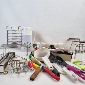 Lote de Utensilios de Cocina y Bazar: Termo, Rejillas, Coladores y Varios - imagen 3