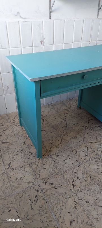 Mesa de madera pintada en azul - imagen 2