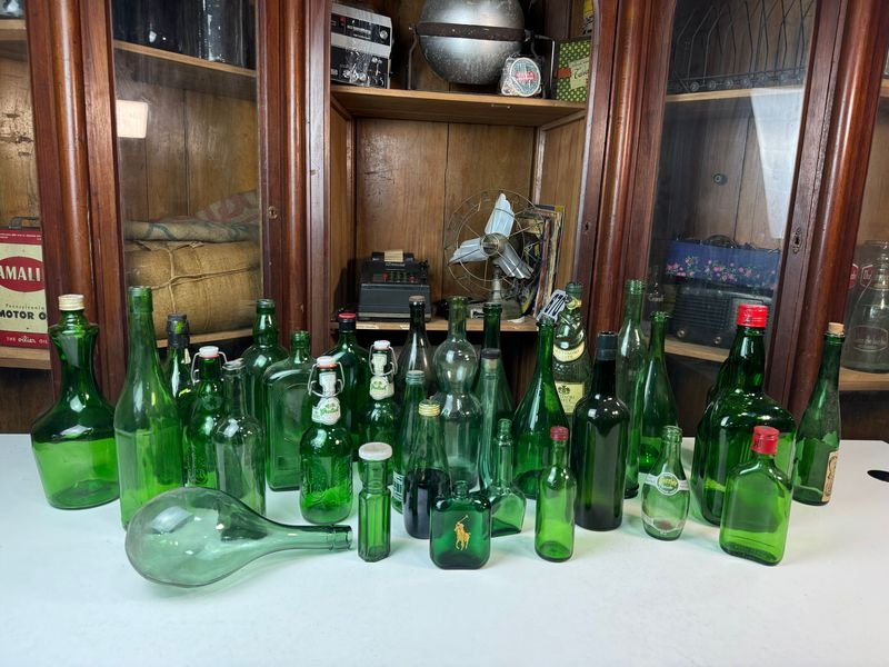 Lote siguiente: Colección de botellas y vasos de vidrio verde