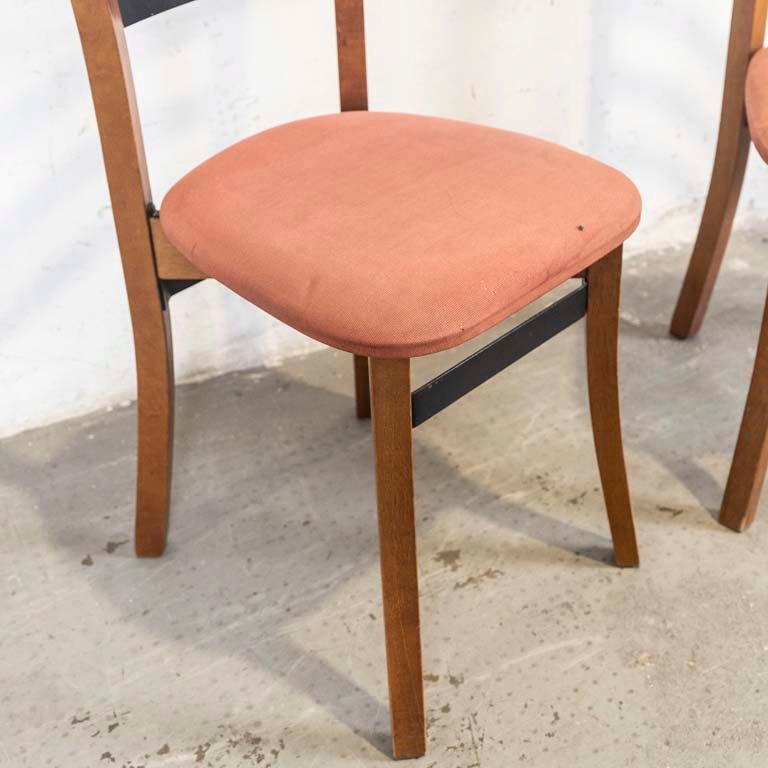 Sillas de madera con asientos tapizados y planchuelas de metal - imagen 2