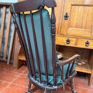 Mecedora Antigua Estilo Americano en Madera Torneada con Tapizado Verde - imagen 8