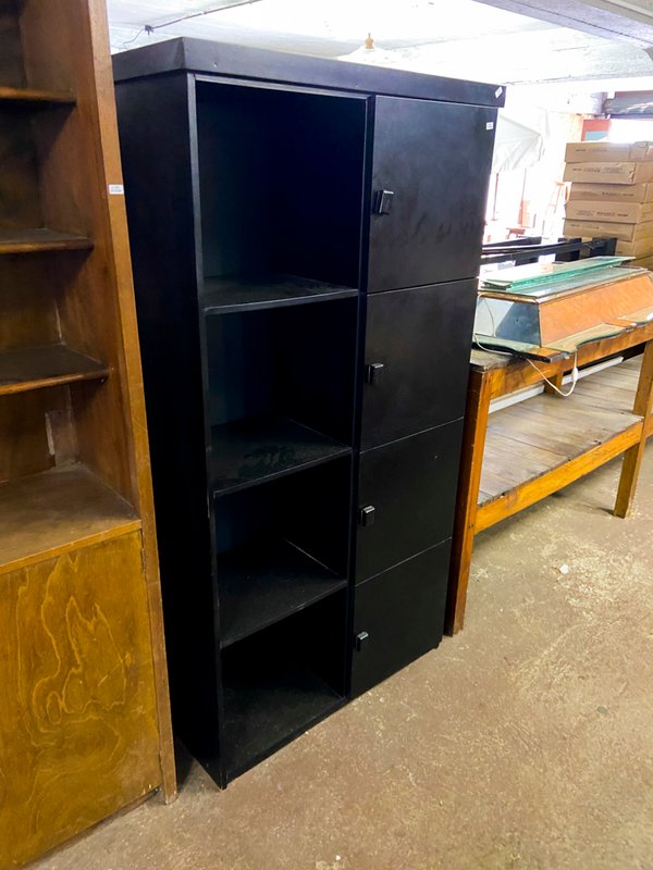 Mueble de oficina negro con estantes y puertas