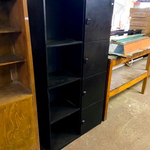 Lote siguiente: Mueble de oficina negro con estantes y puertas