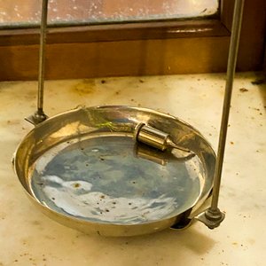 Balanza de Precisión Antigua con Vitrina de Madera y Mármol - imagen 5