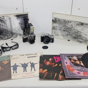 Lote de 12 piezas: Cámaras fotográficas, cuadros antiguos, discos de vinilo The Beatles y más - imagen 1