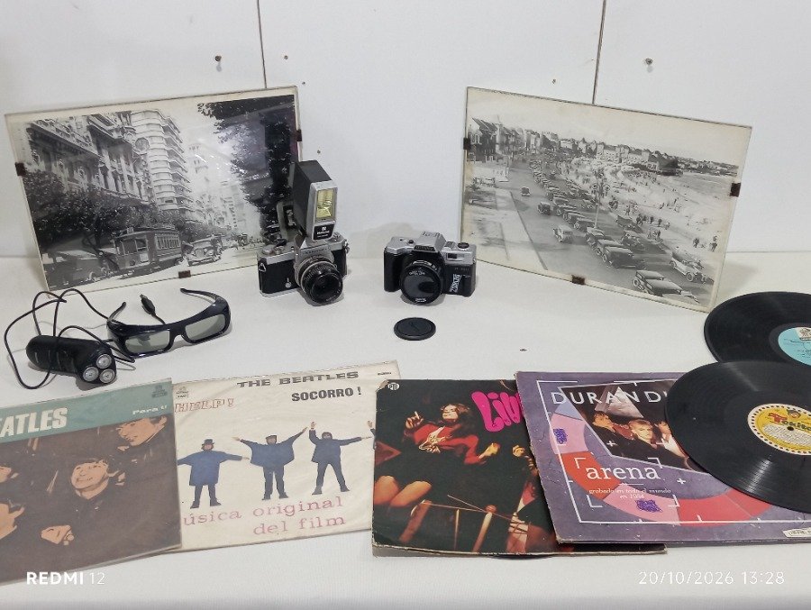 Lote de 12 piezas: Cámaras fotográficas, cuadros antiguos, discos de vinilo The Beatles y más