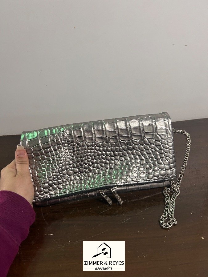 Cartera de Cuero Plateada con Cadena