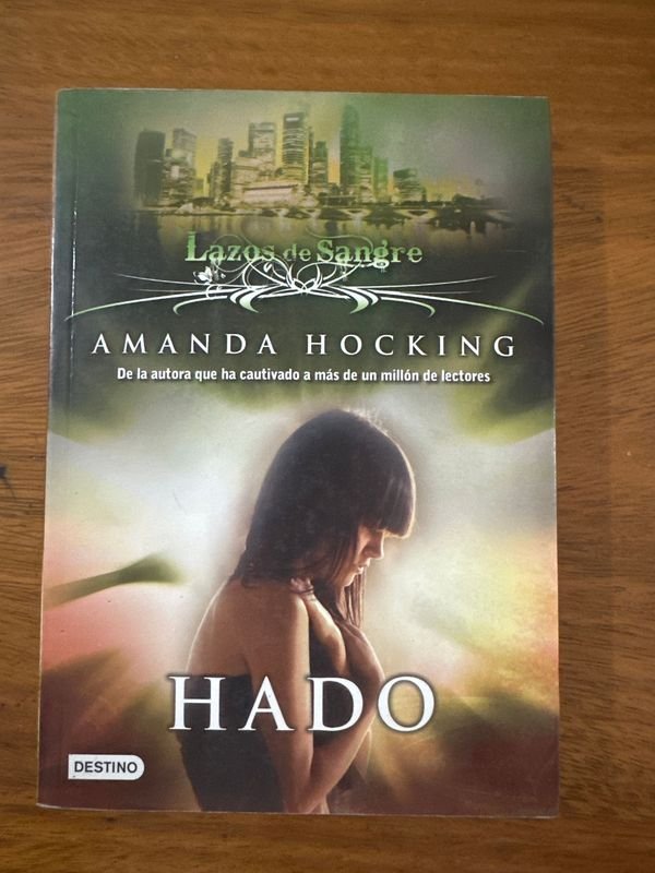 Libro "Hado: Lazos de Sangre" de Amanda Hocking