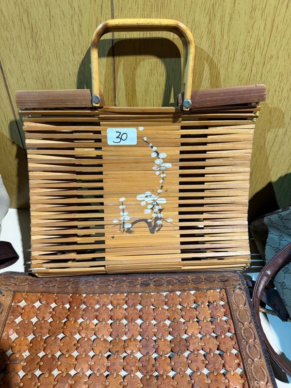 Lote de Carteras y Bolsos Vintage: Bambú, Cuero y Estilo